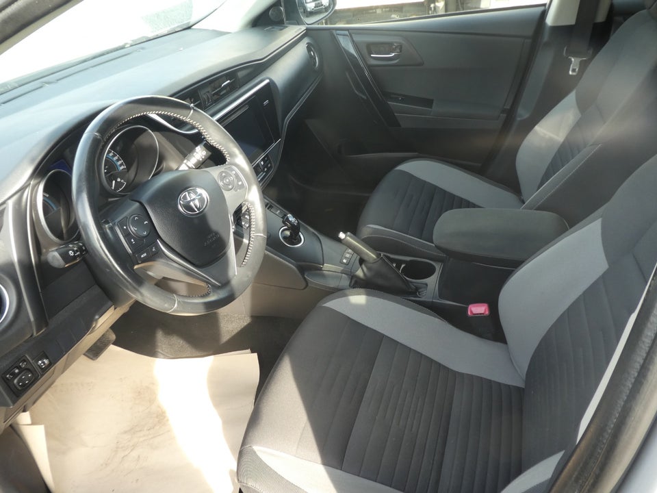 Toyota Auris 1,8 Hybrid H2 Comfort Touring Sports CVT 5d
