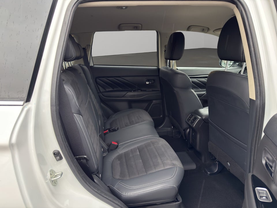 Mitsubishi Outlander 2,4 PHEV Invite CVT 4WD 5d