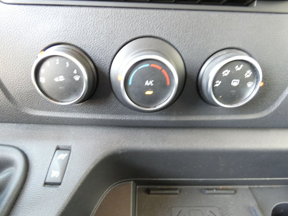 Renault Master IV T33 2,3 dCi 150 L2H2 Kassevogn