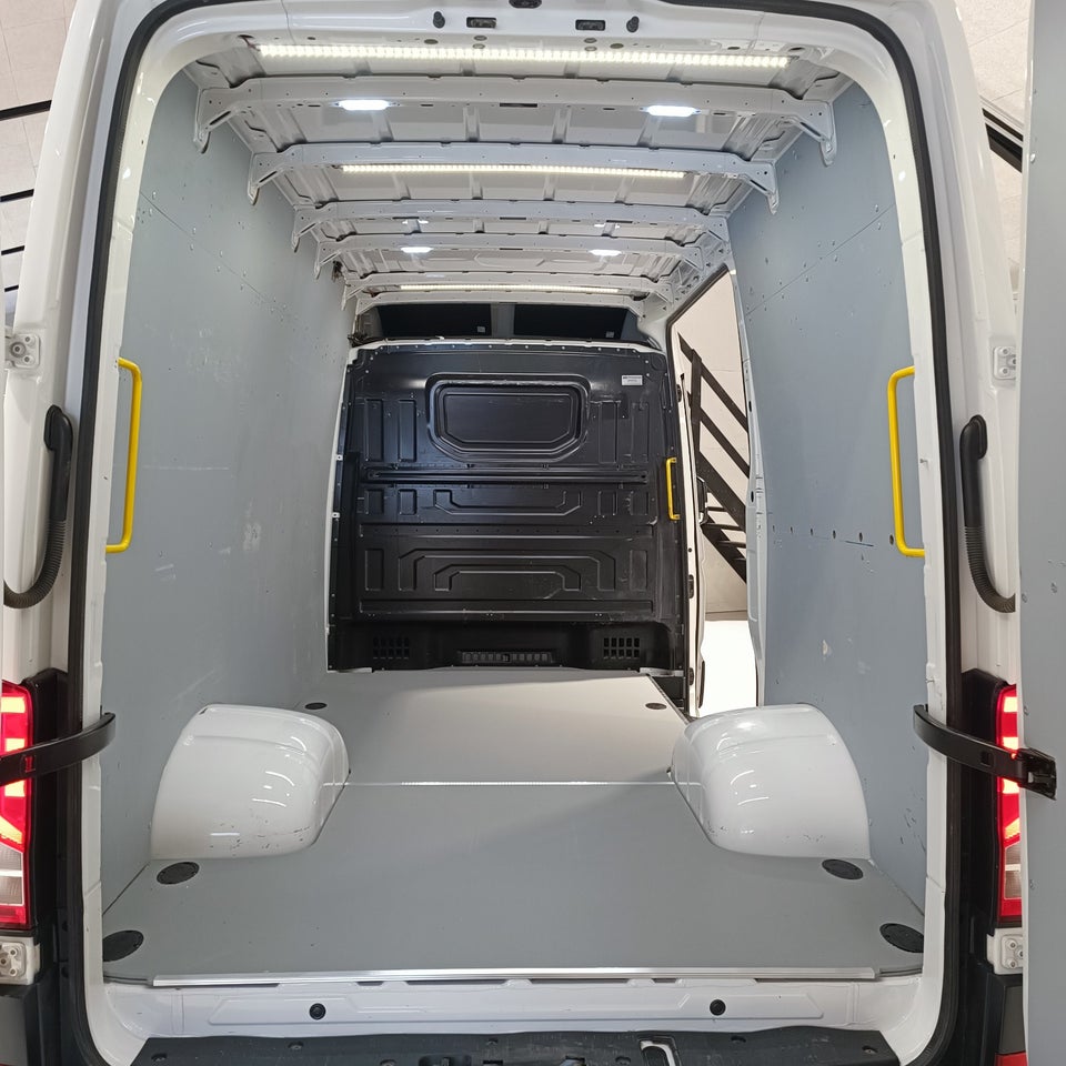 VW Crafter 35 2,0 TDi 177 Kassevogn L3H3 aut.