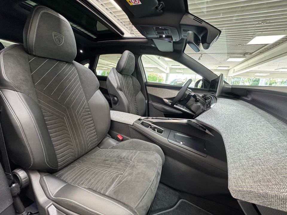 Peugeot e-3008 77 GT Pack 5d