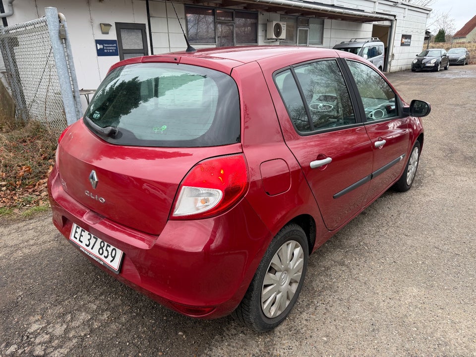 Renault Clio III 1,2 16V Advantage 5d