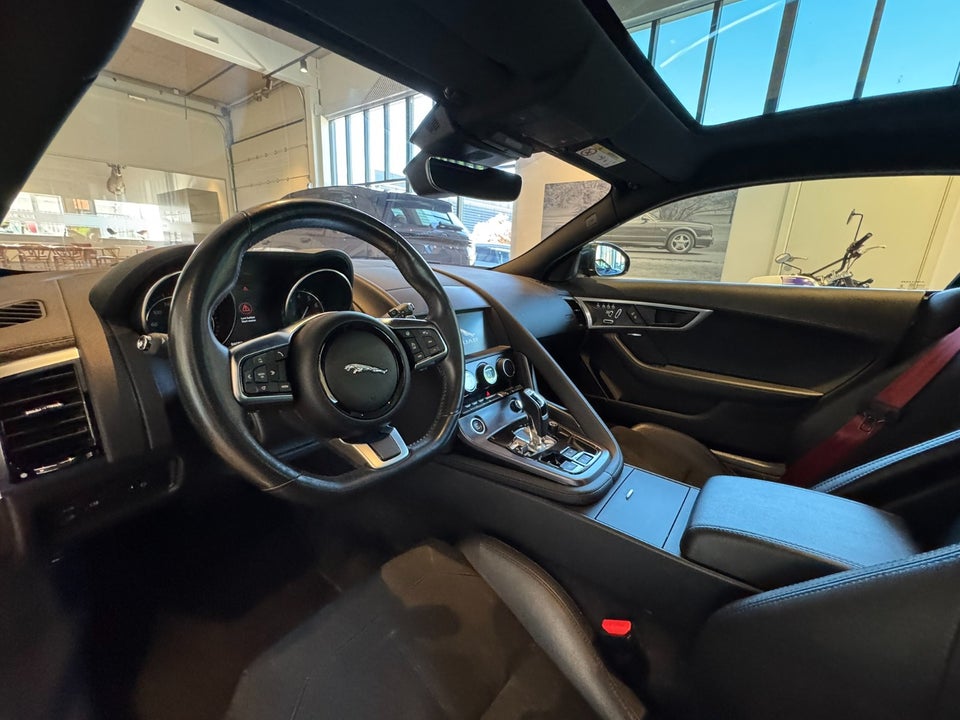 Jaguar F-Type 2,0 P300 Coupé aut. 2d