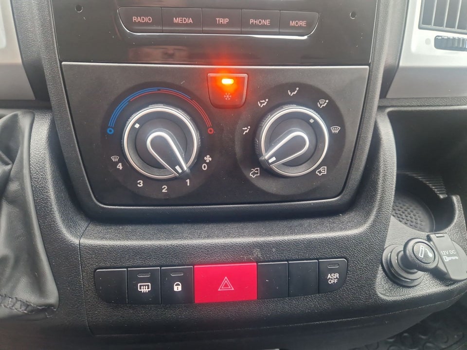 Renault Master IV T33 2,3 dCi 135 L2H2 Kassevogn