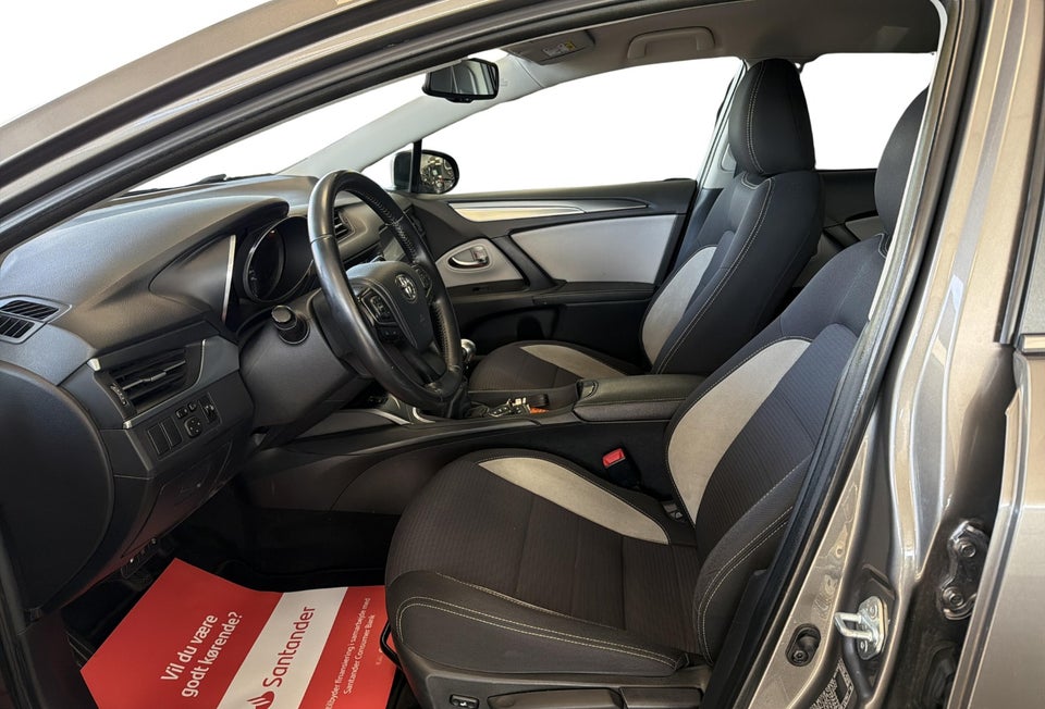 Toyota Avensis 1,8 VVT-i T2 Touring Sports 5d