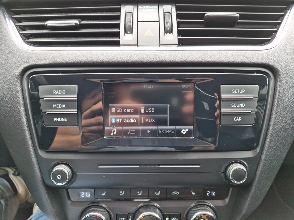 Skoda Octavia 1,6 TDi 105 Elegance Combi DSG 5d