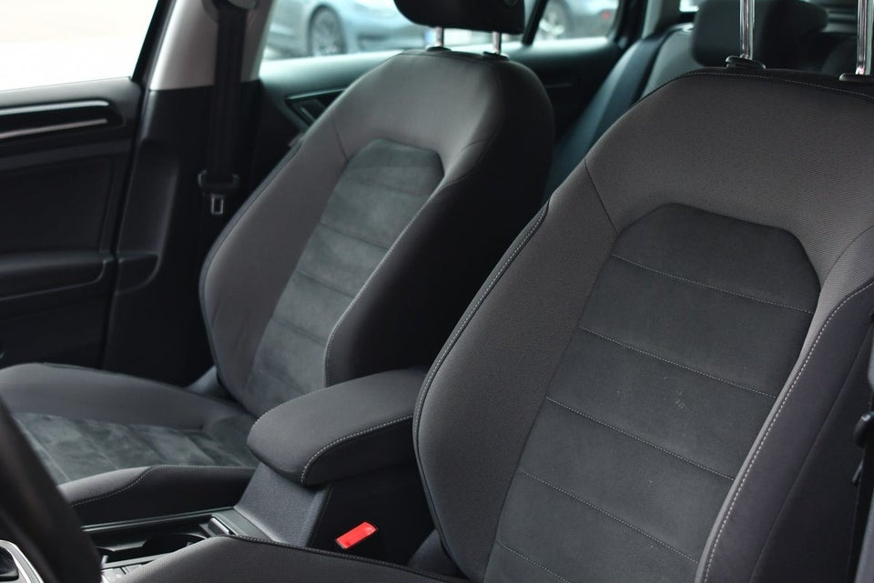 VW Golf VII 2,0 TDi 150 Highline Variant DSG 5d