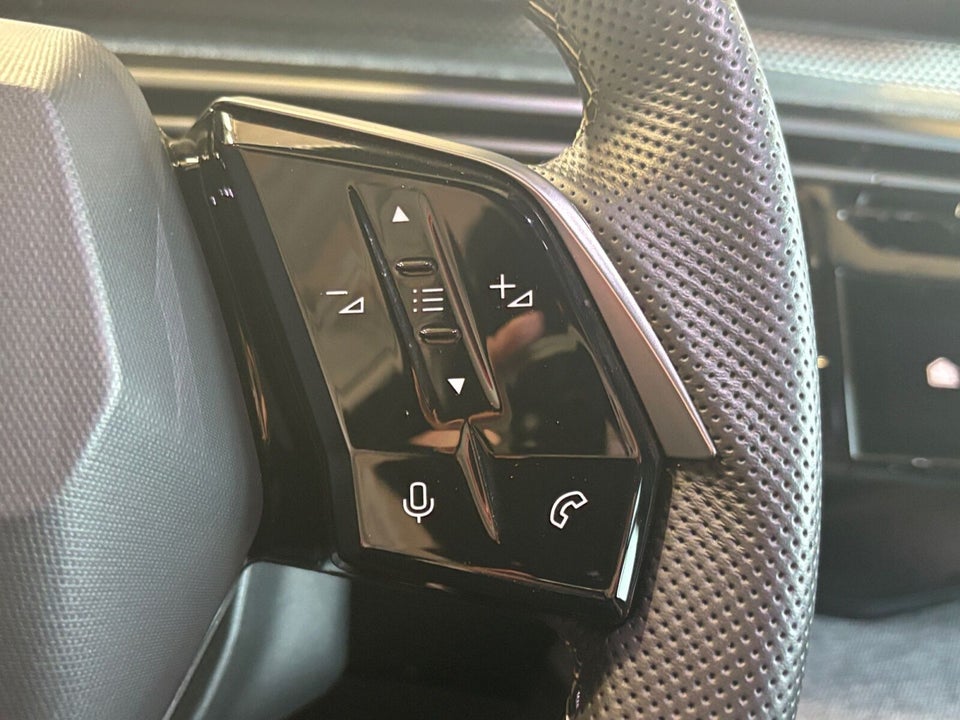 Peugeot e-3008 77 GT Pack 5d