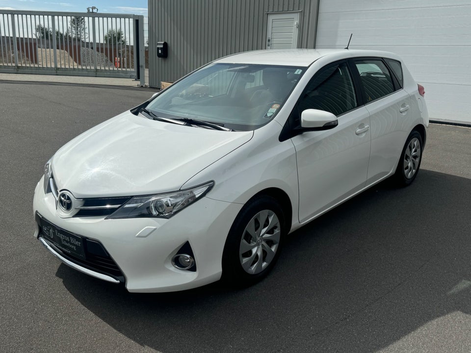 Toyota Auris 1,6 T2+ Skyview 5d