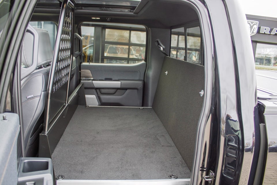 Ford F-150 131 Lightning Lariat Extended Range 4d