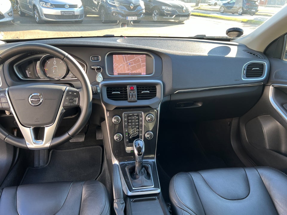 Volvo V40 2,0 D3 150 Momentum aut. 5d