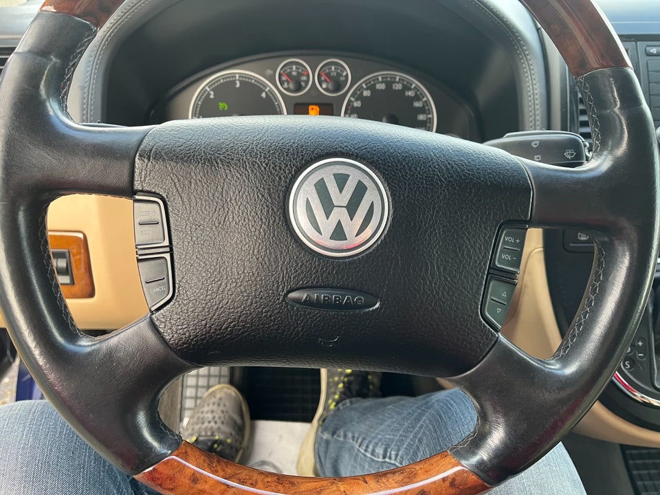 VW Multivan 2,5 TDi 174 Highline Tiptr. 5d