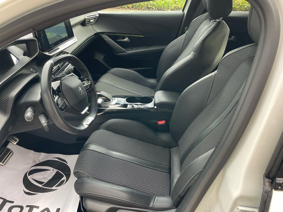 Peugeot e-208 50 GT 5d