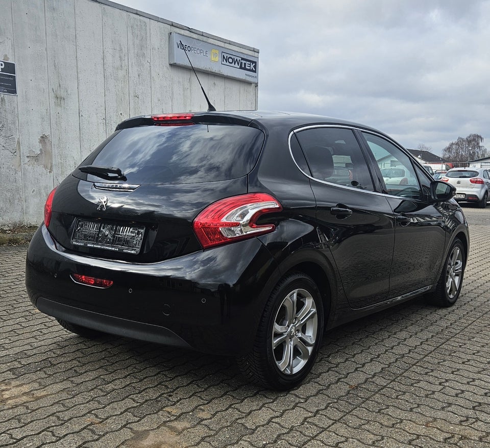 Peugeot 208 1,2 VTi Allure Sky 5d