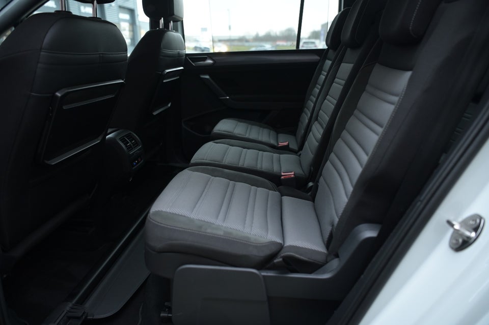 VW Touran 2,0 TDi 150 R-line DSG 7prs 5d