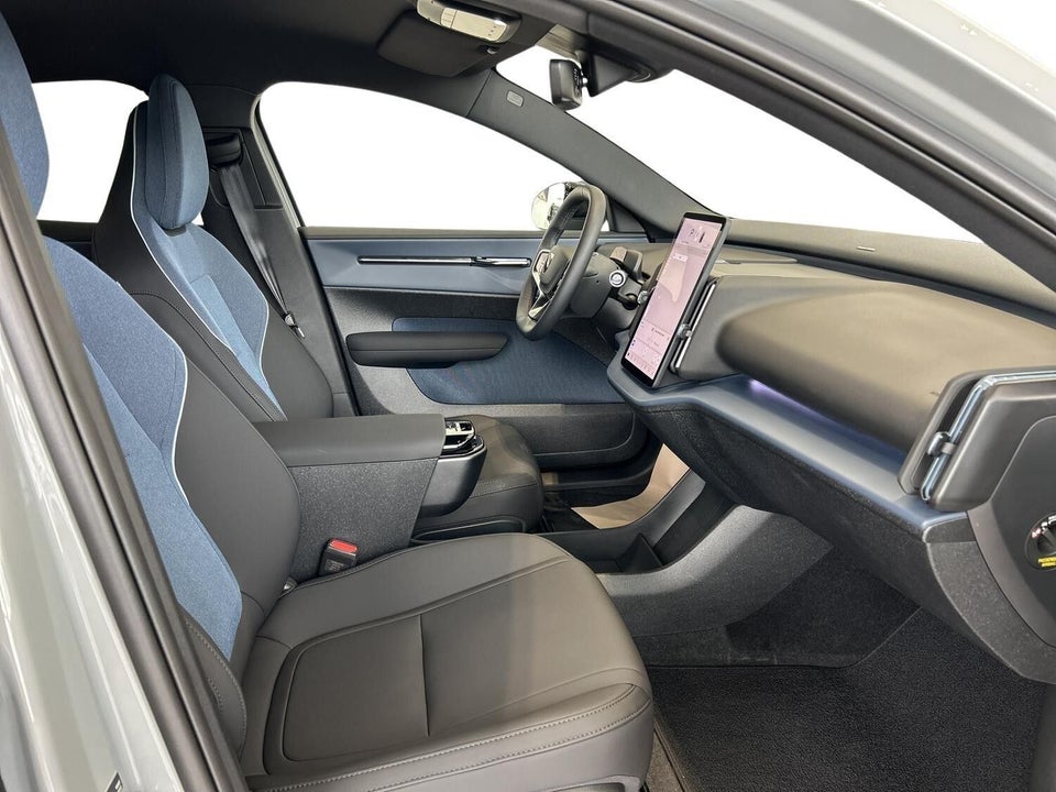 Volvo EX30 Standard Range Plus 5d