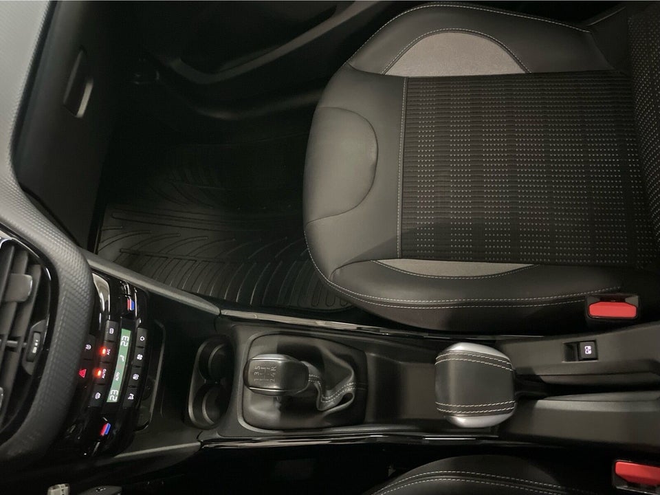 Peugeot 2008 1,2 e-THP 110 Selection Sky 5d