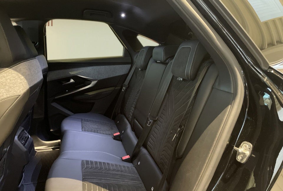 Peugeot e-3008 77 GT Pack 5d