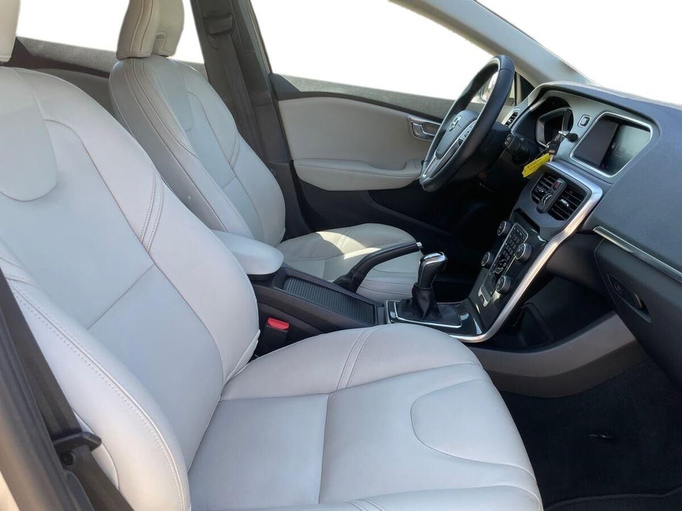 Volvo V40 2,0 T3 152 Momentum 5d