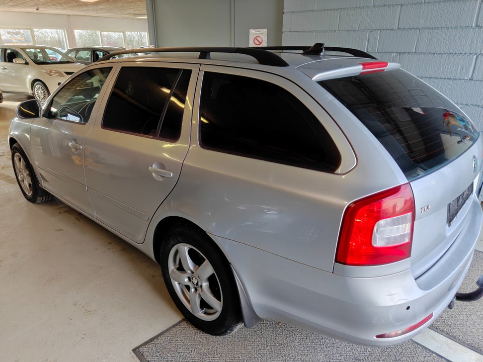 Skoda Octavia 1,6 TDi 105 Elegance Combi 5d