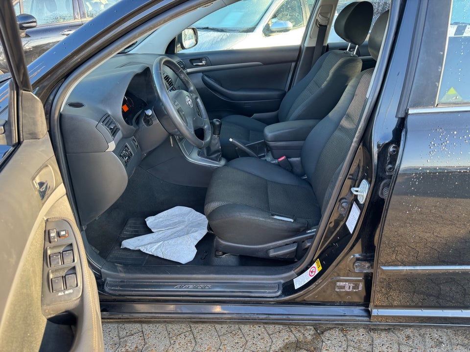 Toyota Avensis 1,8 VVT-i Terra stc. 5d