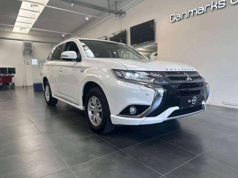 Mitsubishi Outlander 2,4 PHEV Invite CVT 4WD 5d