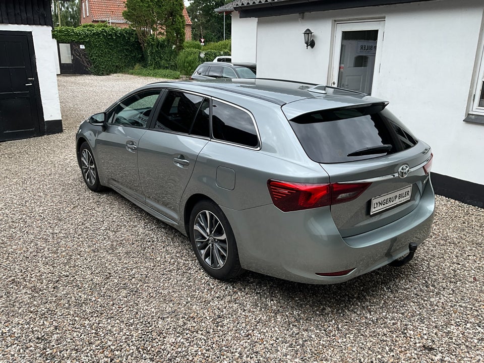 Toyota Avensis 1,8 VVT-i T2 Premium Touring Sports 5d