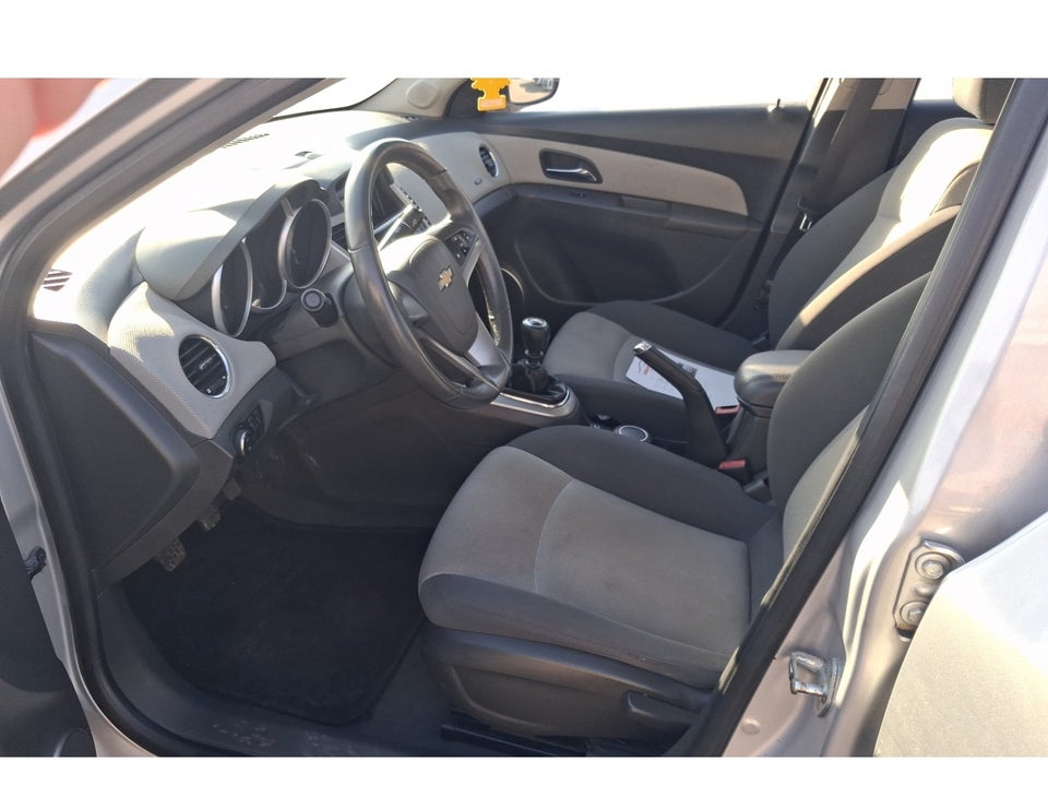Chevrolet Cruze 1,6 LS 4d