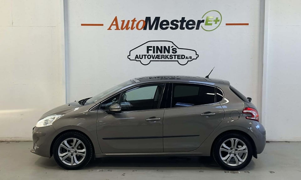 Peugeot 208 1,2 VTi Allure Sky 5d