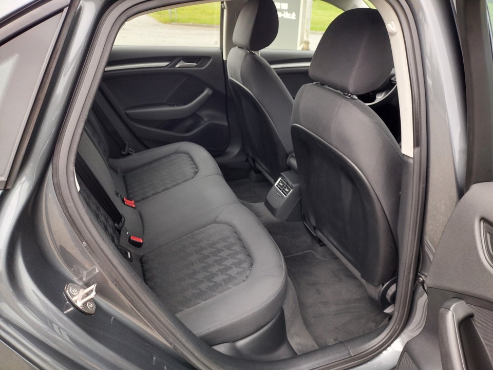 Audi A3 1,6 TDi 110 Attraction 4d