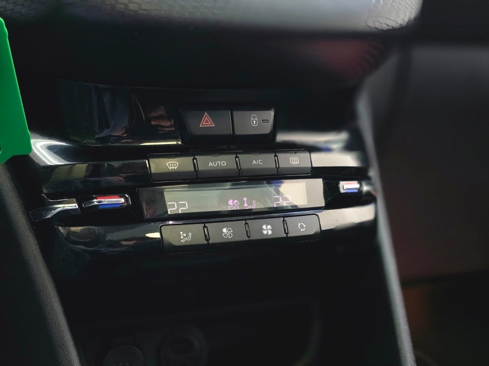 Peugeot 208 1,2 VTi 82 Selection Sky 5d