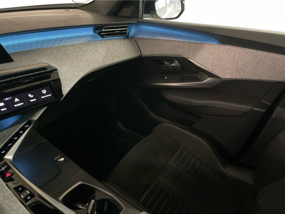 Peugeot e-3008 77 GT Pack 5d