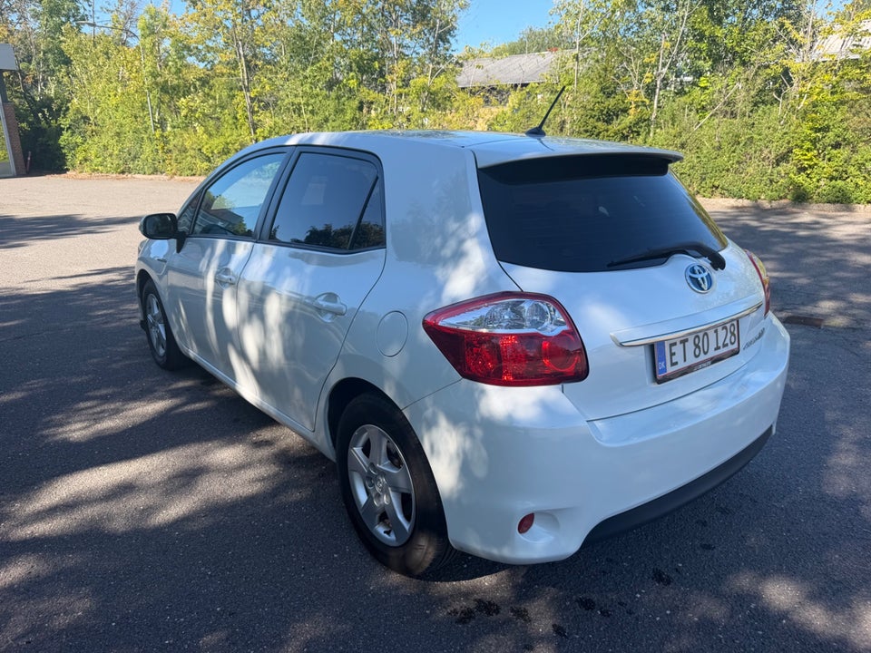 Toyota Auris 1,8 Hybrid 5d