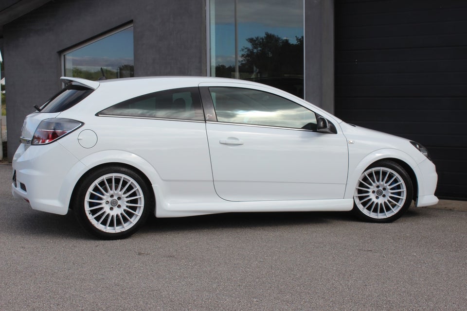 Opel Astra 2,0 OPC Nürburgring Editon GTC 3d
