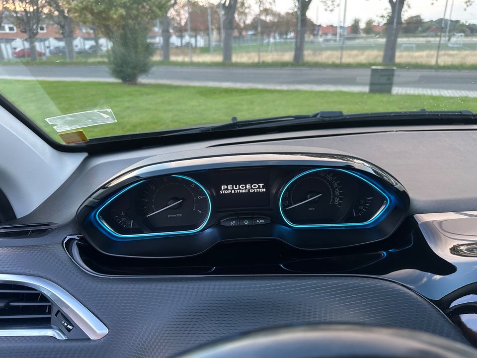 Peugeot 2008 1,2 e-THP 110 Allure Sky 5d