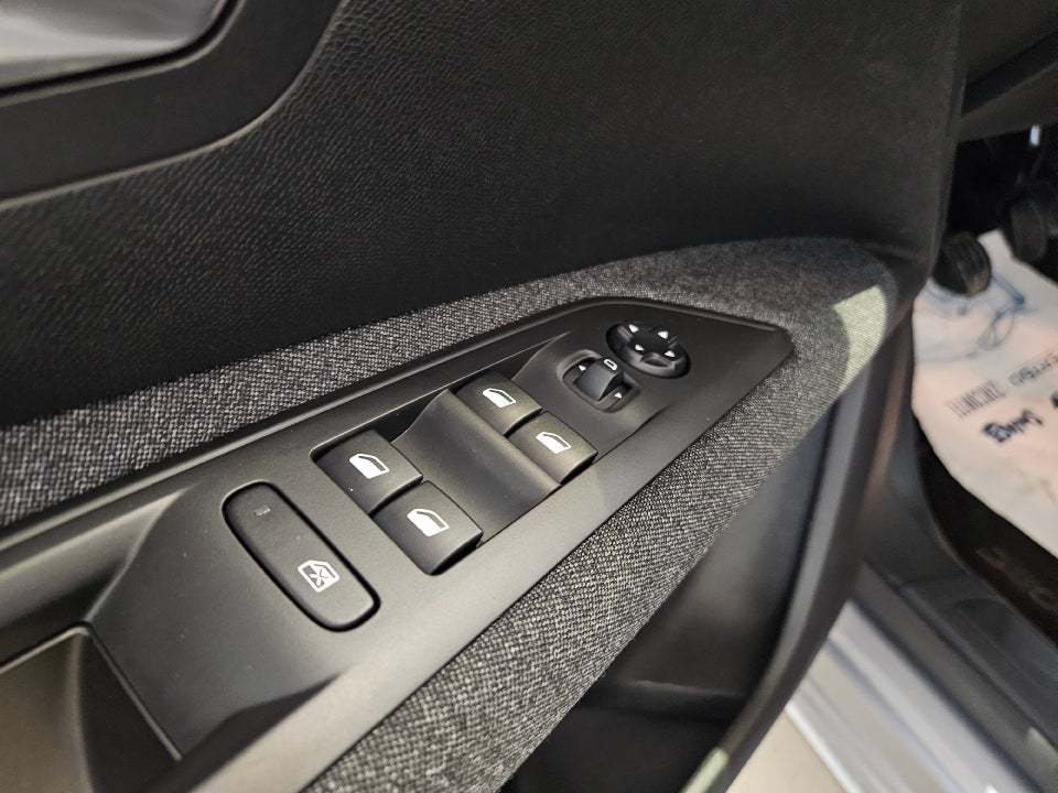 Peugeot 3008 1,2 e-THP 130 Strike 5d