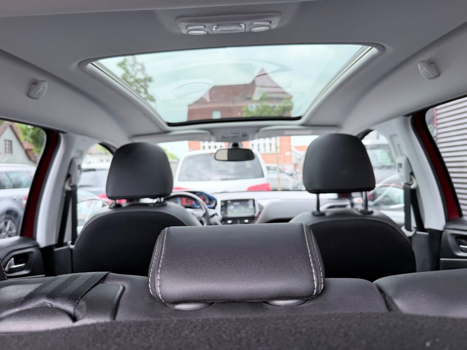 Peugeot 2008 1,6 BlueHDi 100 Allure Sky 5d