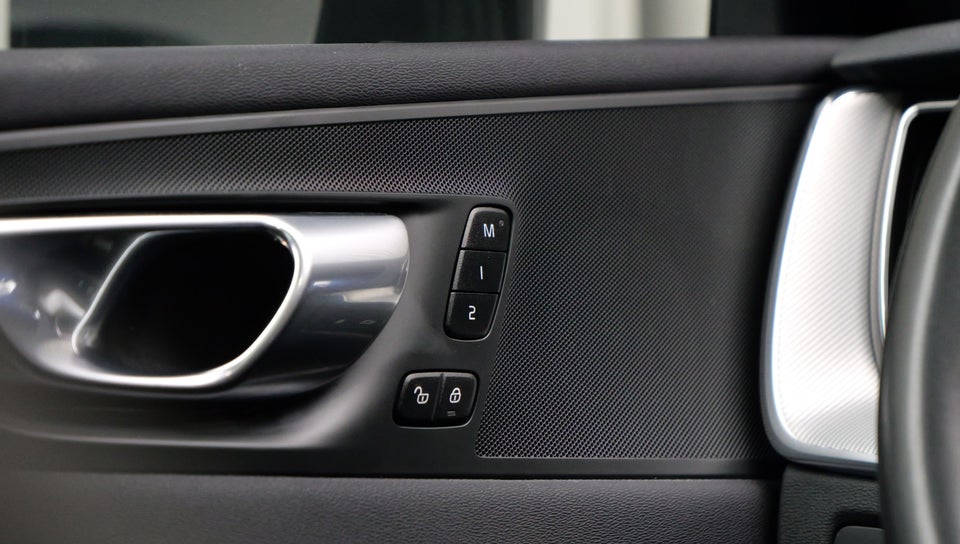 Volvo XC60 2,0 T6 ReCharge R-Design aut. AWD 5d