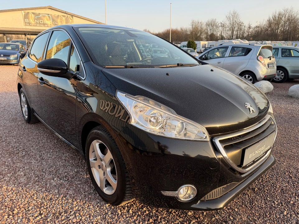 Peugeot 208 1,2 VTi Allure Sky 5d