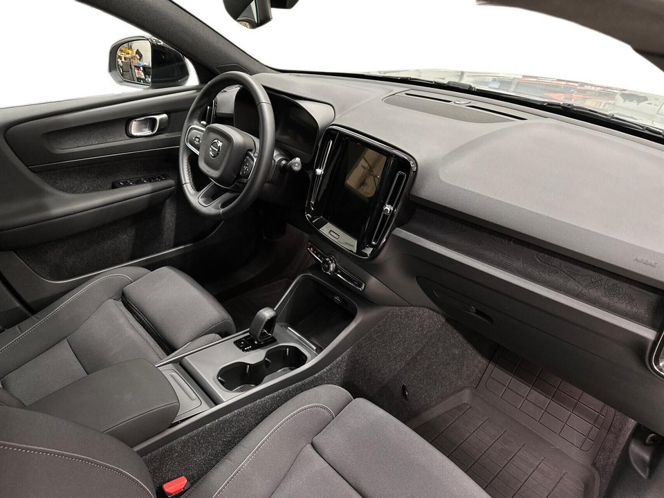 Volvo EX40 Standard Range Core 5d