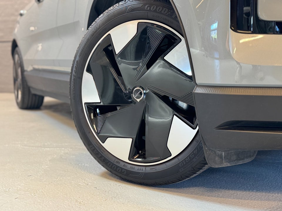 Volvo EX30 Extended Range Plus 5d