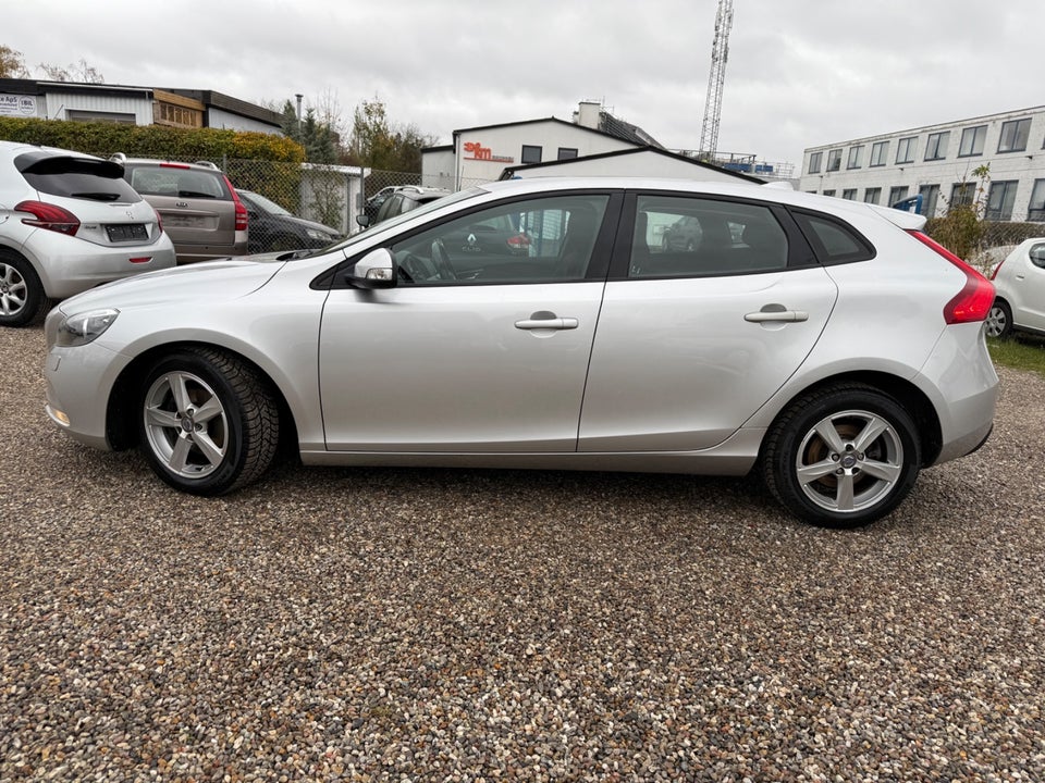 Volvo V40 1,6 D2 115 Momentum Drive-E 5d