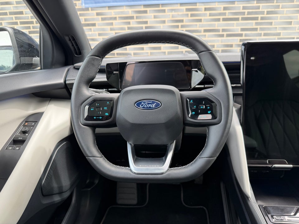 Ford Explorer 77 Premium Extended Range 5d