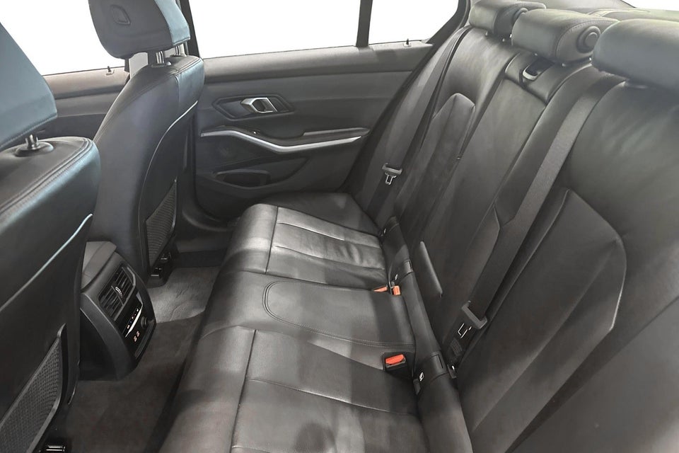 BMW 330i 2,0 Connected aut. 4d