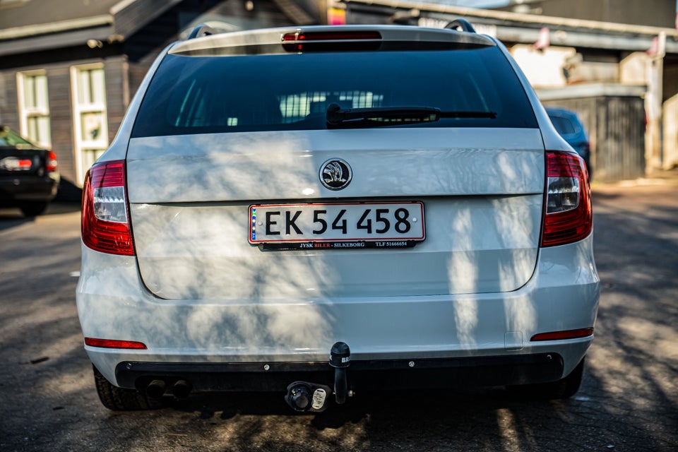Skoda Superb 1,6 TDi 105 Ambition Combi DSG 5d