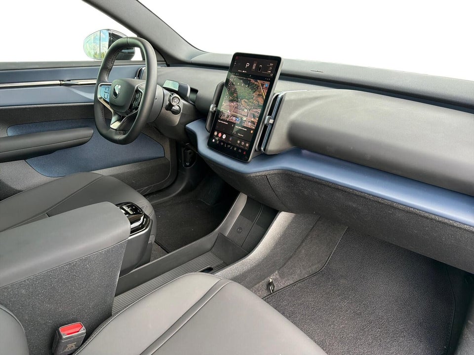 Volvo EX30 Extended Range Black Edition 5d