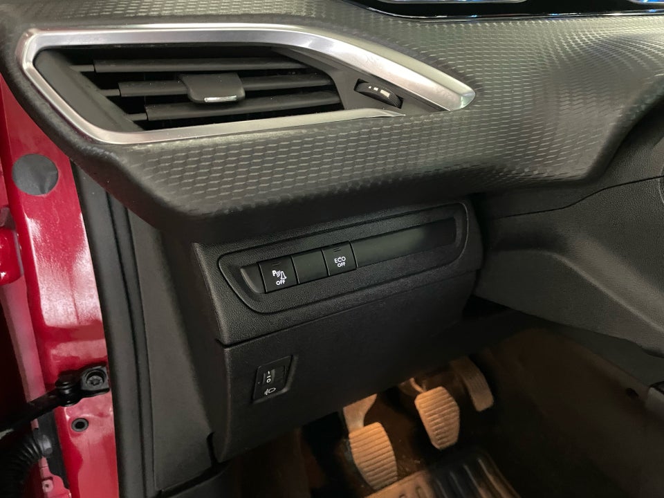 Peugeot 2008 1,2 e-THP 110 Selection Sky 5d