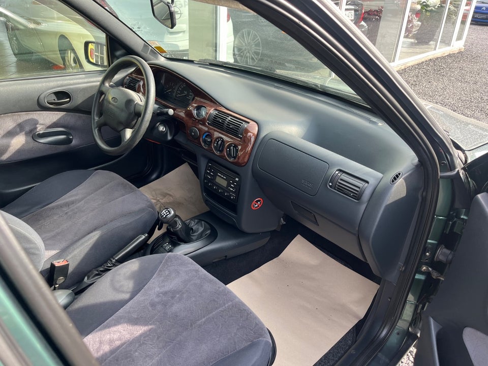 Ford Escort 1,6i Algarve 5d