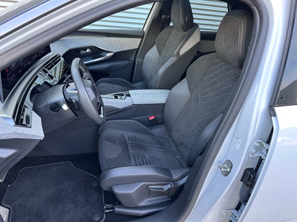 Peugeot e-3008 77 GT Pack 5d