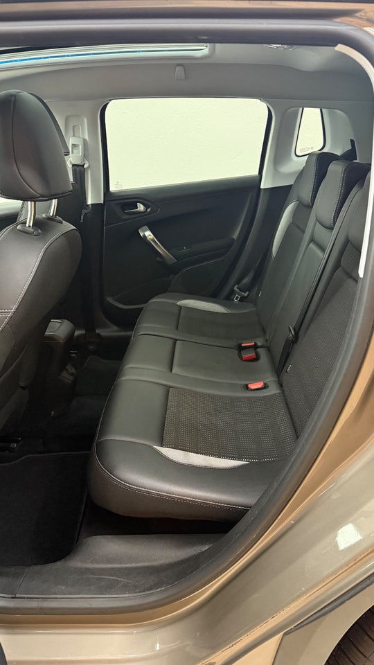 Peugeot 2008 1,2 e-THP 110 Allure Sky 5d